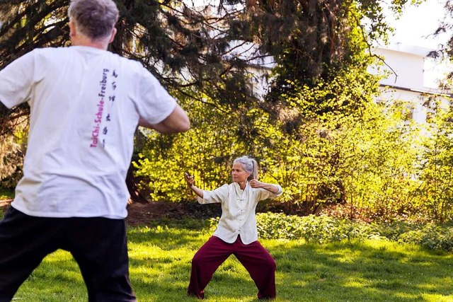 Eva Seiter beim Tai-Chi: Die Bewegungs...rschafft innere Ruhe und mehr Dynamik.  | Foto: Joss Andres