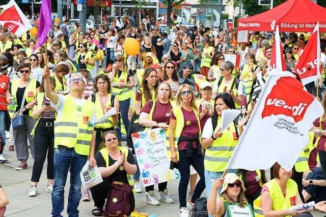 1500 Erzieherinnen und Erzieher streiken in Freiburg für Entlastungen