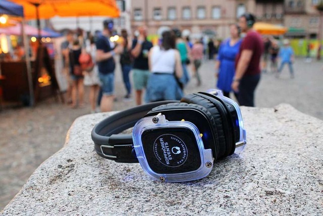 Silent Discos werden auf dem Marktplatz  an drei Terminen im Sommer angeboten.   | Foto: Annika Sindlinger