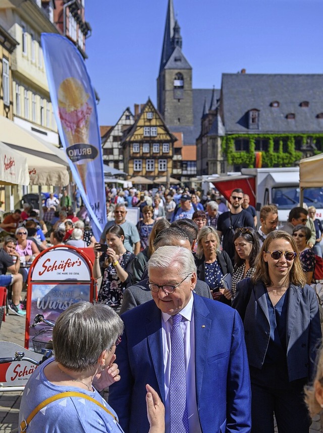 Bundesprsident  Steinmeier in Quedlin...t einer Passantin auf dem Wochenmarkt   | Foto: Klaus-Dietmar Gabbert (dpa)
