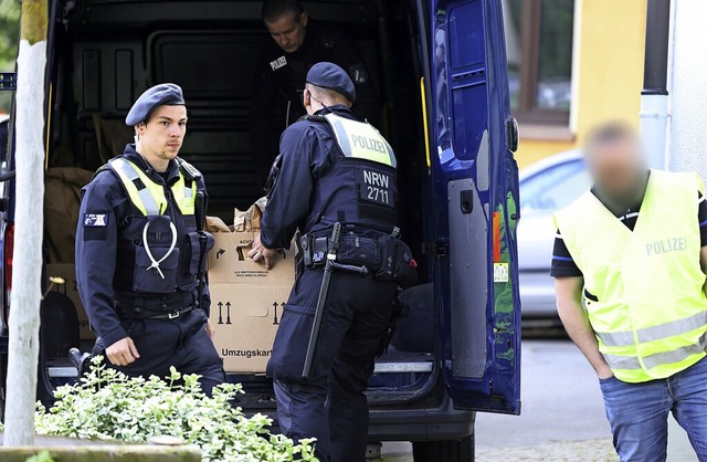 Beamte  laden  brisantes Material ein,...igen fanden &#8211; darunter SS-Runen.  | Foto: David Young (dpa)