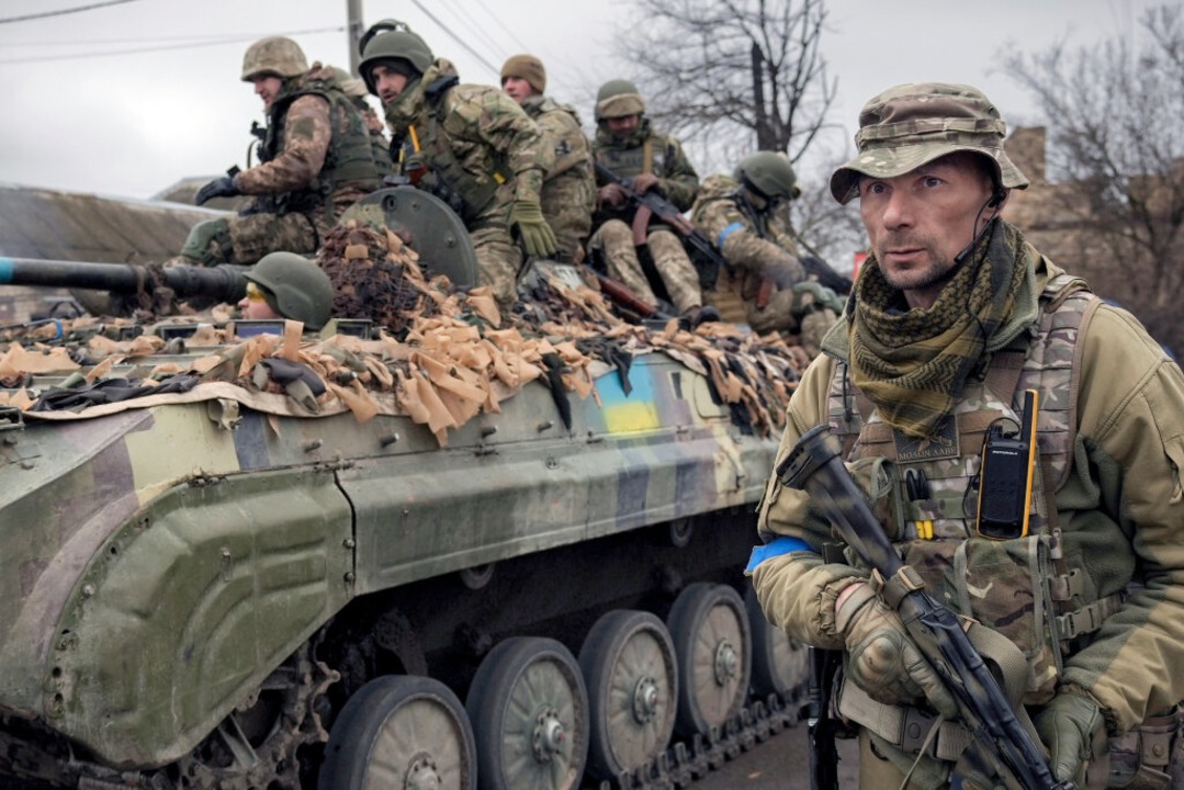 Ein ukrainischer Soldat geht neben ein...ahrzeug in der Nähe von Kiew, Ukraine.  | Foto: Vadim Ghirda (dpa)