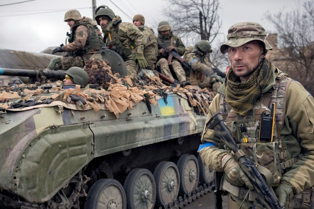 Ein ukrainischer Soldat geht neben ein...ahrzeug in der Nhe von Kiew, Ukraine.  | Foto: Vadim Ghirda (dpa)