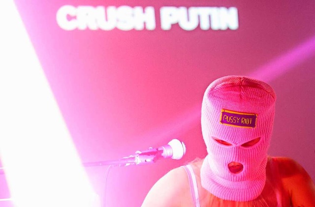 Wenn Parolen wie &#8222;Crush Putin&#8...legendren Sturm auf die Kirche dabei.  | Foto: ADAM BERRY (AFP)