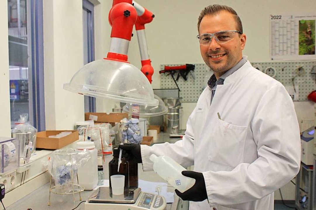 Ein Chemiker in seinem Element: Christian Weinelt im firmeneigenen Labor  | Foto: Barbara Schmidt