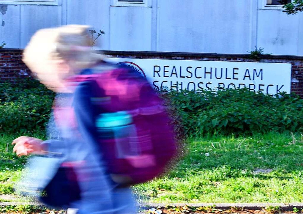 Blick auf die Realschule Am Schloss Bo...Attentat auf die Schule vereitelt hat.  | Foto: Roberto Pfeil (dpa)