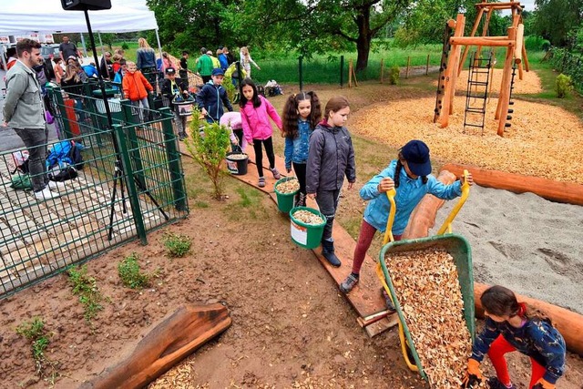 Drittklssler legen beim neuen Spielplatz in Schupfholz letzte Hand  an.  | Foto: Markus Zimmermann