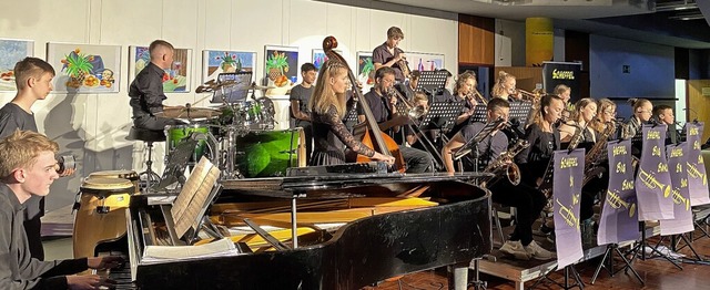Ihr erstes Konzert nach der Corona-Pan...im voll besetzten Lichthof der Schule.  | Foto: Maria Schlageter