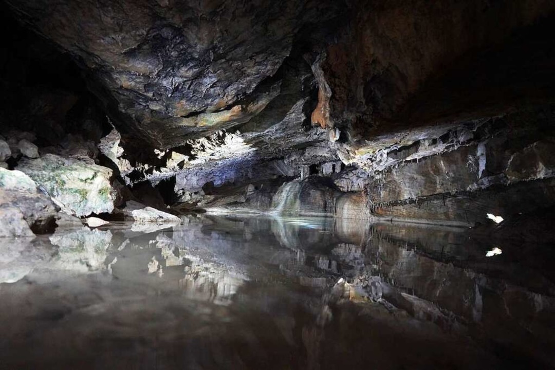 Wo ist hier oben und wo unten? Felsfor...en spiegeln sich im flachen Höhlensee.  | Foto: Lisa Petrich