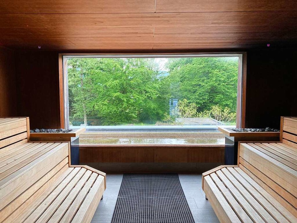 Sauna mit Blick auf den Garten und die Schweiz im Aqualon  | Foto: Annemarie Rösch