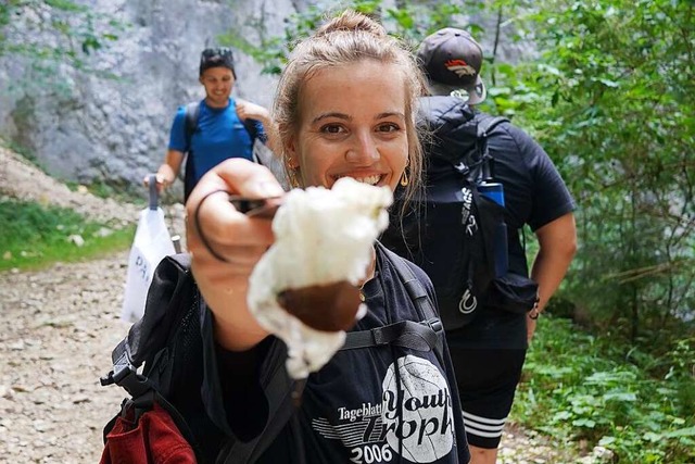 Freiwillige erhalten eine Zange aus  E...nd sollen den Mll aus dem Wald holen.  | Foto: Patron e.v