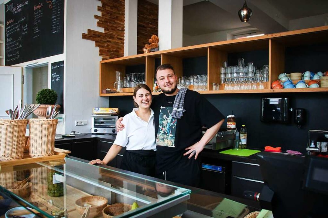 Emma Lang und Marc Glunz sind bereits ...bewirten ihre Gste mit groer Freude.  | Foto: Rebecca Bieling