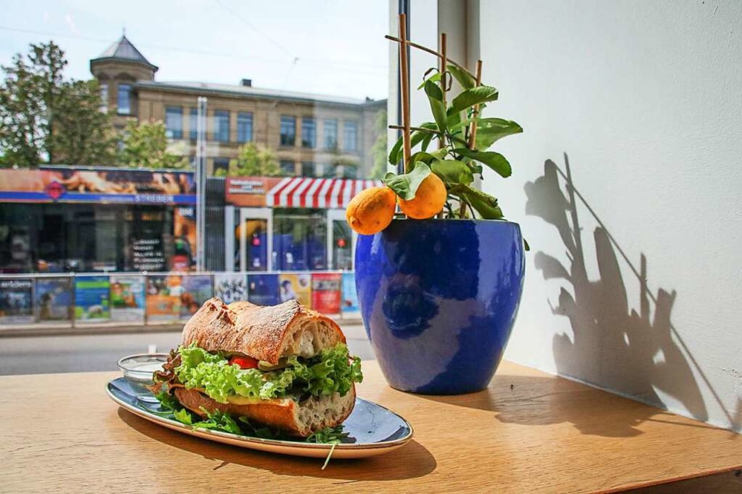 Das Veggi Sandwich mit Auberginen Baco...itet Marc auf Nachfrage auch vegan zu.  | Foto: Rebecca Bieling