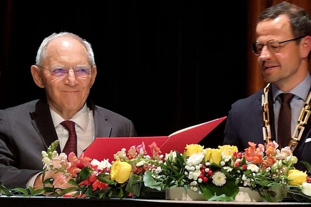 Wolfgang Schuble ist Ehrenbrger sein...ergab OB Marco Steffens mit Amtskette.  | Foto: Ralf Burgmaier