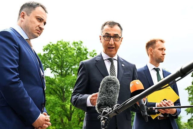 Mykola Solskyj (l.) und Cem zdemir  | Foto: Bernd Weibrod (dpa)