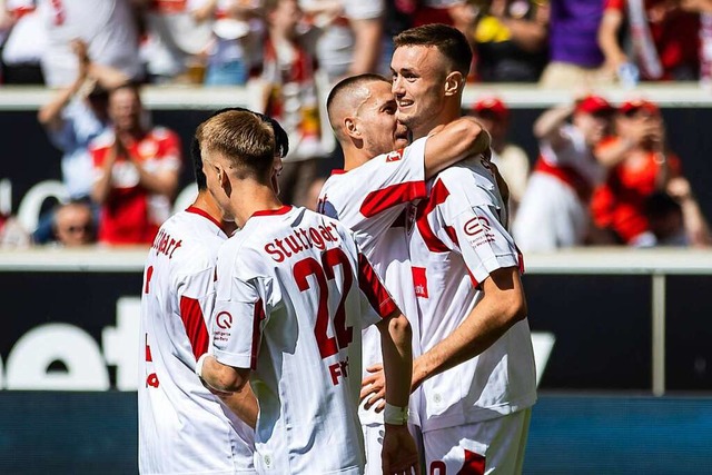 Jubel in Stuttgart: Der VfB konnte den sicheren Klassenerhalt feiern.  | Foto: Tom Weller (dpa)