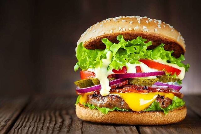 Warum immer den normalen Burger essen?...eischpattys  aus mikrobiellem Protein.  | Foto: Yeti Studio (stock.adobe.com)