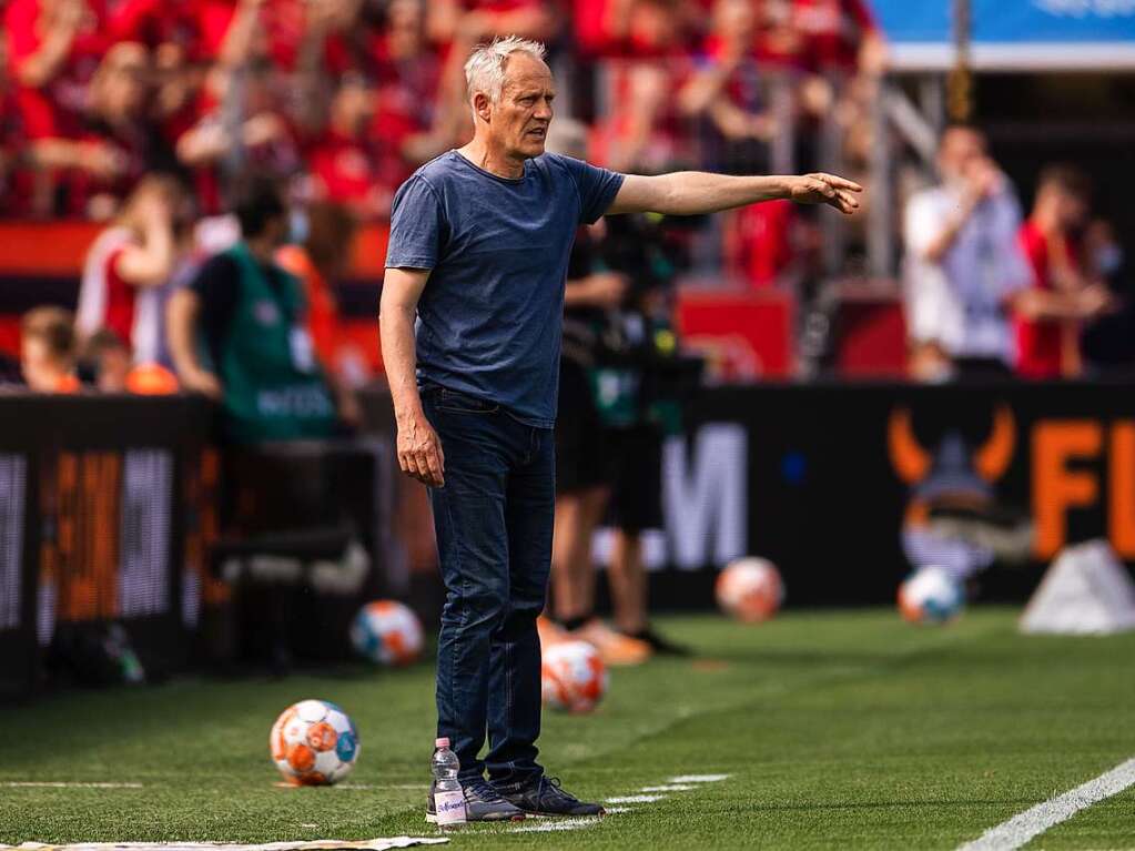 Christian Streich zeigt seinen Spielern an, wohin es gehen kann.