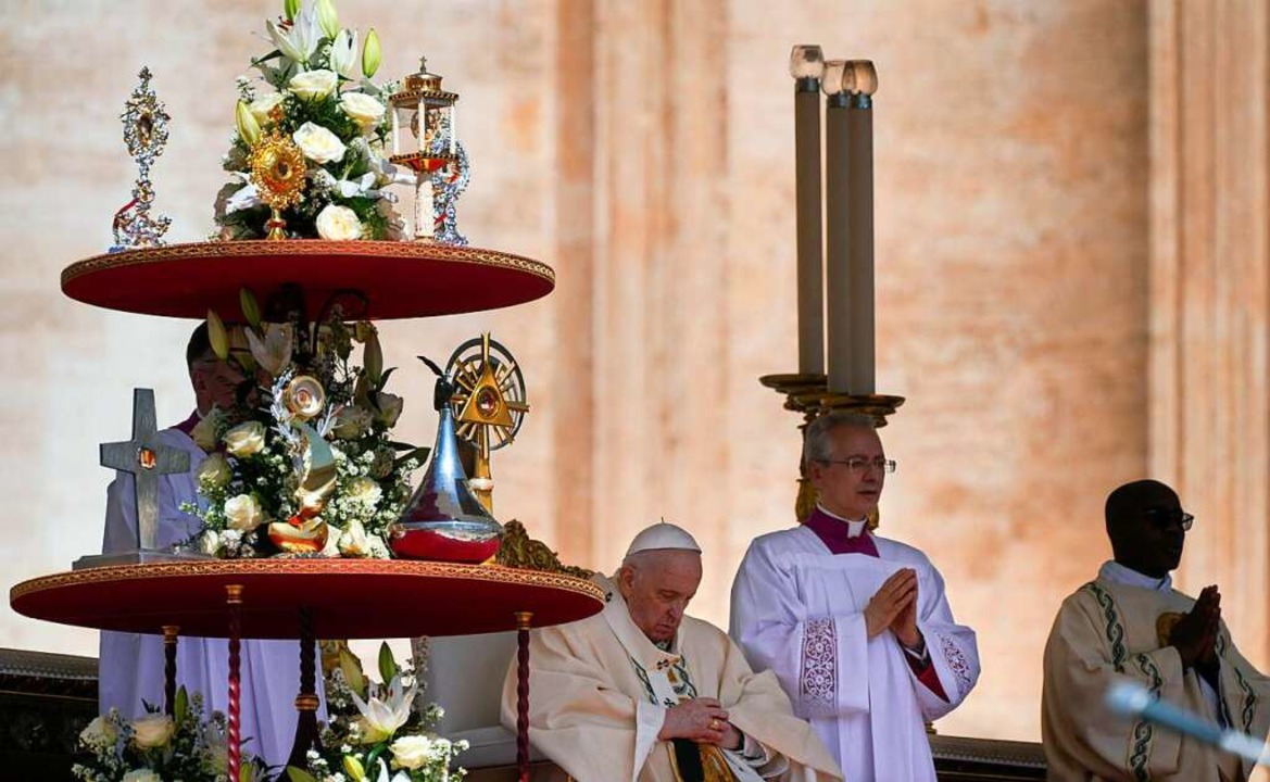 Papst Franziskus hat auf dem Petersplatz zehn neue Heilige ernannt.  | Foto: Gregorio Borgia (dpa)
