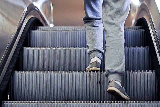 Mann strzt in Lrracher Supermarkt von der Rolltreppe fast sieben Meter in die Tiefe