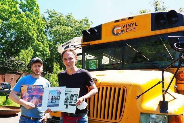 Schallplatten-Fans stbern im mobilen Plattenladen auf dem Seebodenhof