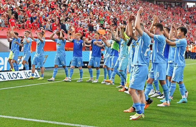 Die SC-Profis feierten nach dem Spiel ... kurzzeitig die Enttuschung berwog.   | Foto: IMAGO/Blatterspiel
