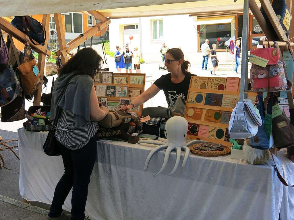 Ein vielfltiges Angebot auf dem Hobby- und Kreativmarkt lockte unzhlige Besucher in die Bonndorfer Innenstadt.