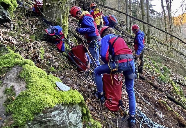 Rund 100 Meter tief lag der verletzte ...d und Todtmoos in Sicherheit brachten.  | Foto: Bergwacht