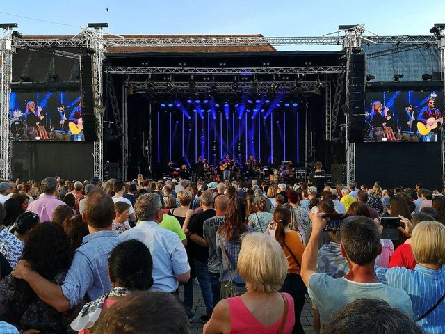 Gregor Meyle, Snger sanfter Balladen ...die Massen auf den Marktplatz (links).  | Foto: Ralf Burgmaier