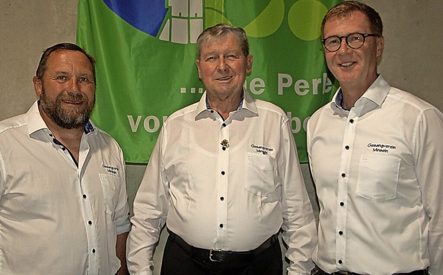 Ehrenvorsitzender Kurt Renz (Mitte) mi...urz (rechts) und Thomas Ltzelschwab.   | Foto: Petra Wunderle