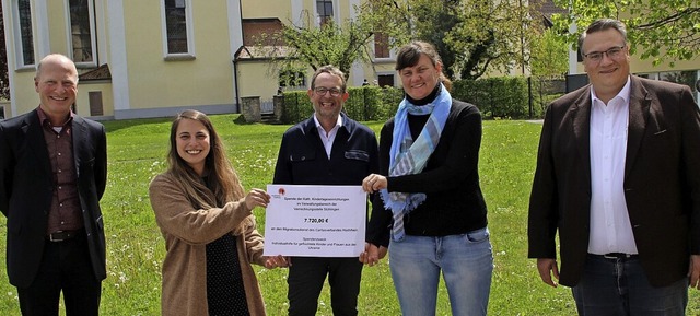 Winfried Eber (von links), Sarah Spren...nd Mario Isele bei der Scheckbergabe   | Foto: Edinger, Gerald