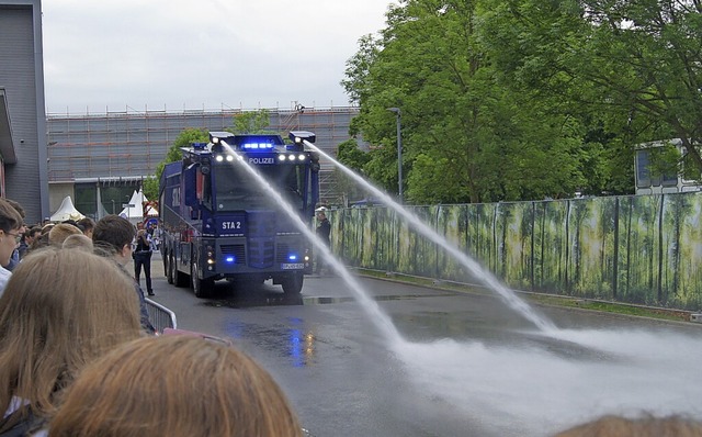 Die Bundespolizei warb mit ihrem Wasserwerfer um Nachwuchskrfte.  | Foto: Carola Bruhier