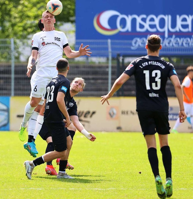 Jonas Busam hebt ab, whrend die Pforz...auen: Der FC Villingen siegte mit 2:0.  | Foto: Roger Mller