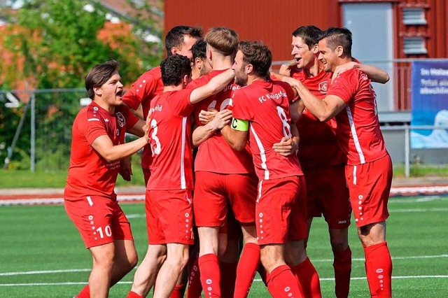 Jede Menge Jubel: Knigsfelds Fuballe...ndenende in Bonndorf ihr Meisterstck.  | Foto: Wolfgang Scheu