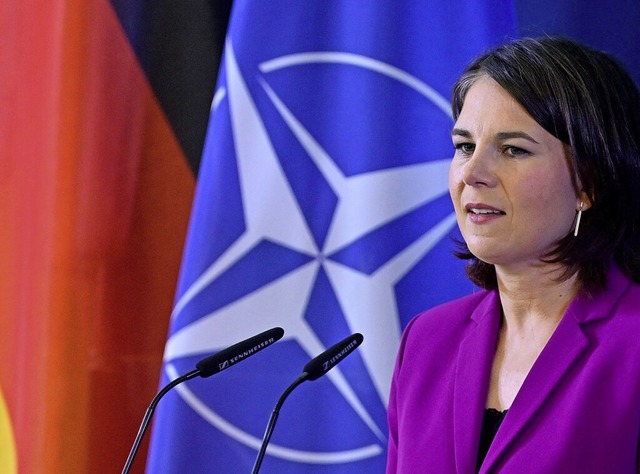 Auenministerin Annalena Baerbock knd...s Bundestages zur Nato-Erweiterung an.  | Foto: JOHN MACDOUGALL (AFP)