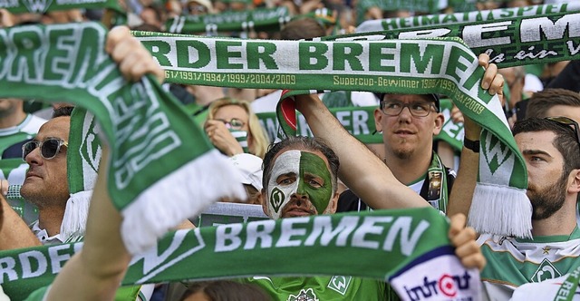 Bremer Fans feiern im Stadion die Rckkehr in die erste Bundesliga.  | Foto: Carmen Jaspersen (dpa)