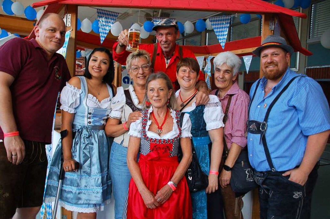 Zur bayrischen Ordensparty zeigten sich viele  in Dirndl und Lederhosen.  | Foto: Petra Wunderle