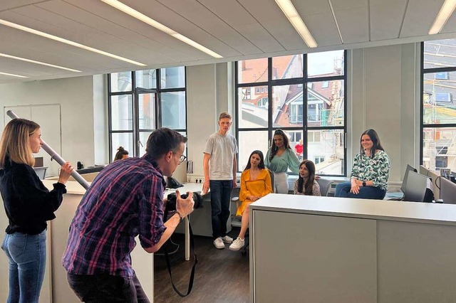 Das Fotoshooting in der fudder Redaktion Freiburg.  | Foto: Selina J.