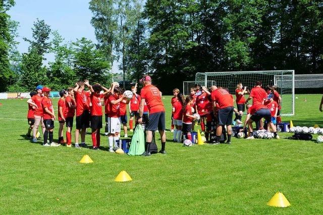 Matthias Ginter kickt beim inklusiven Kinder-Fußballcamp in March