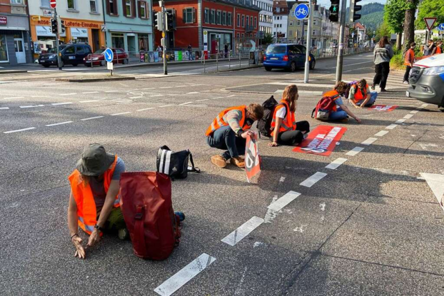 Klimaaktivisten blockieren erneut die B31 in Freiburg
