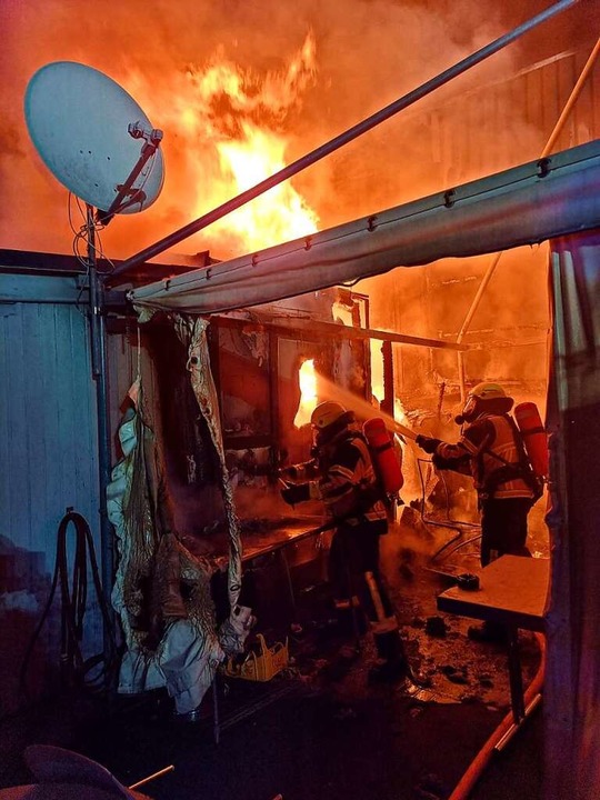 Flammen schlugen den Helfern beim Eint...hon auf eine Lagerhalle bergegriffen.  | Foto: Feuerwehr Emmendingen