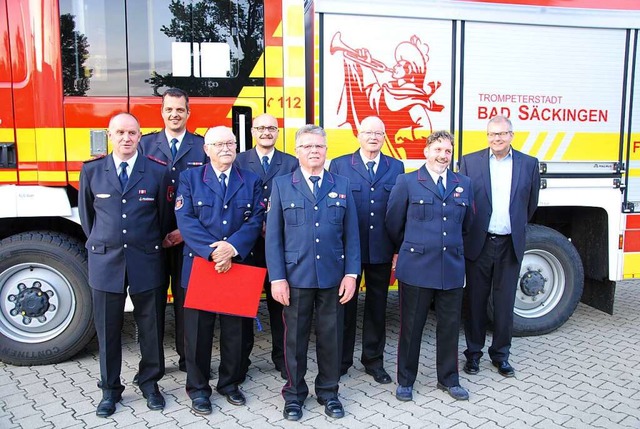 Tobias Frster (zweiter von links) ehr... daneben Brgermeister Alexander Guhl.  | Foto: Hanswalter Mark