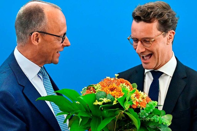 Hendrik Wst (rechts) ist der neue Min...iedrich Merz, dem Chef der Partei CDU.  | Foto: JOHN MACDOUGALL (AFP)