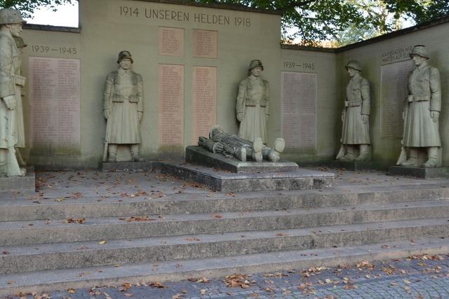 Debatte um Kriegerdenkmal in Waldkirch: Soll die Nazikunst weg?