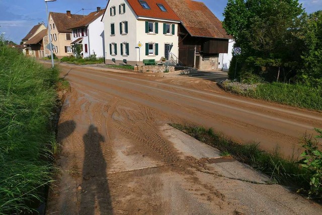 Insbesondere in Efringen-Kirchen-Egrin...n auf Straen und Feldwege geschwemmt.  | Foto: Ulrich Senf