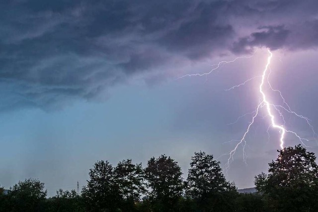 In ein Mehrfamilienhaus in Eimeldingen... ein Blitz eingeschlagen (Symbolbild).  | Foto: Tobias (Adobe Stock)