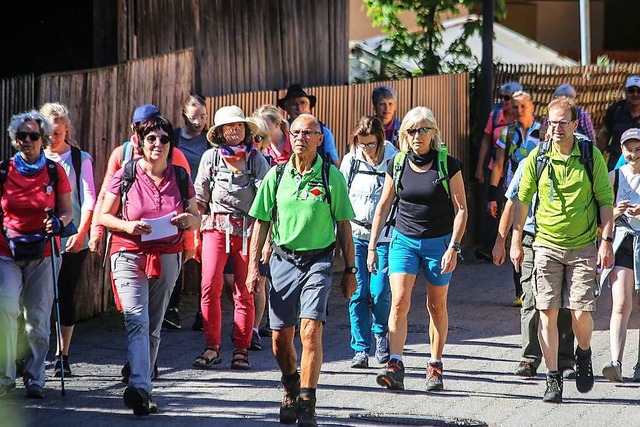 Mehr als 30 Wanderbegeisterte kamen am...tag zur Einweihung des neuen Rundwegs.  | Foto: Sandra Decoux