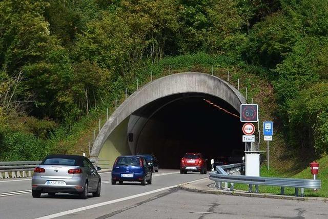 Betrunkener Rennradler will auf B 294 bei Waldkirch in den Tunnel fahren