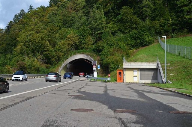 Der Hugenwaldtunnel ist fr Fahrradfahrer und Fugnger tabu.  | Foto: Nikolaus Bayer