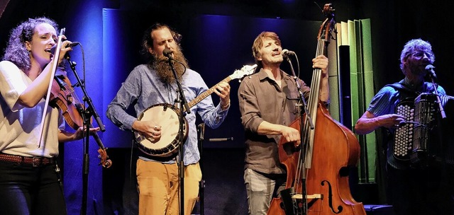 Die Band Sany Saidap bringt das Publik... ihrer Folkmusik schnell in Stimmung.   | Foto: Andrea Worthmann